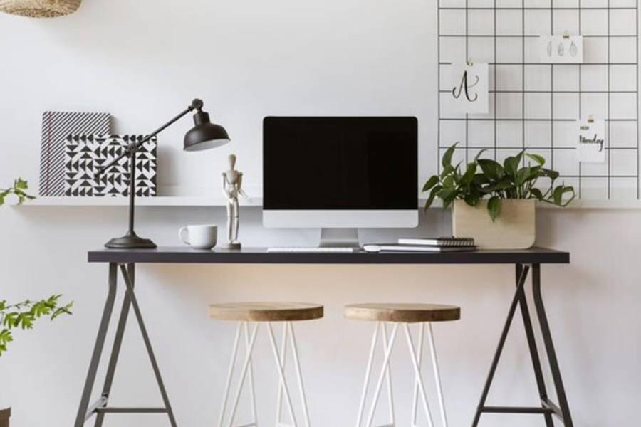 قفسه‌های معلق کوچک بالای میز