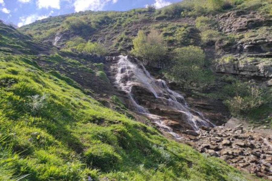 آبشار جواهرده، همسایه روستای تاریخی