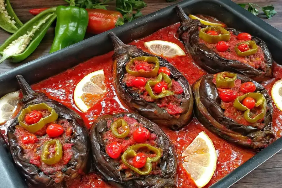 مراحل گام به گام طرز تهیه بادمجان شکم پر مجلسی