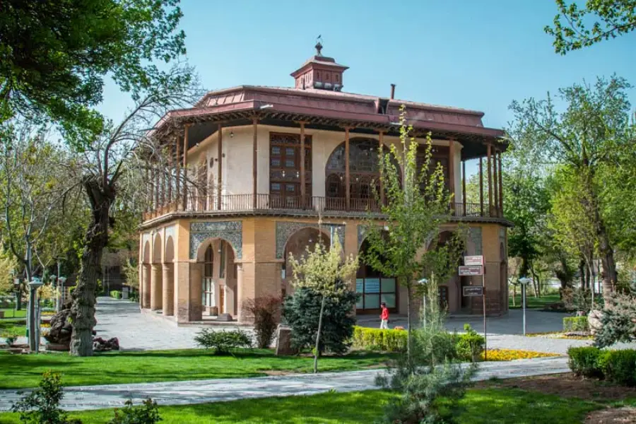 کاخ موزه چهلستون و باغ صفوی