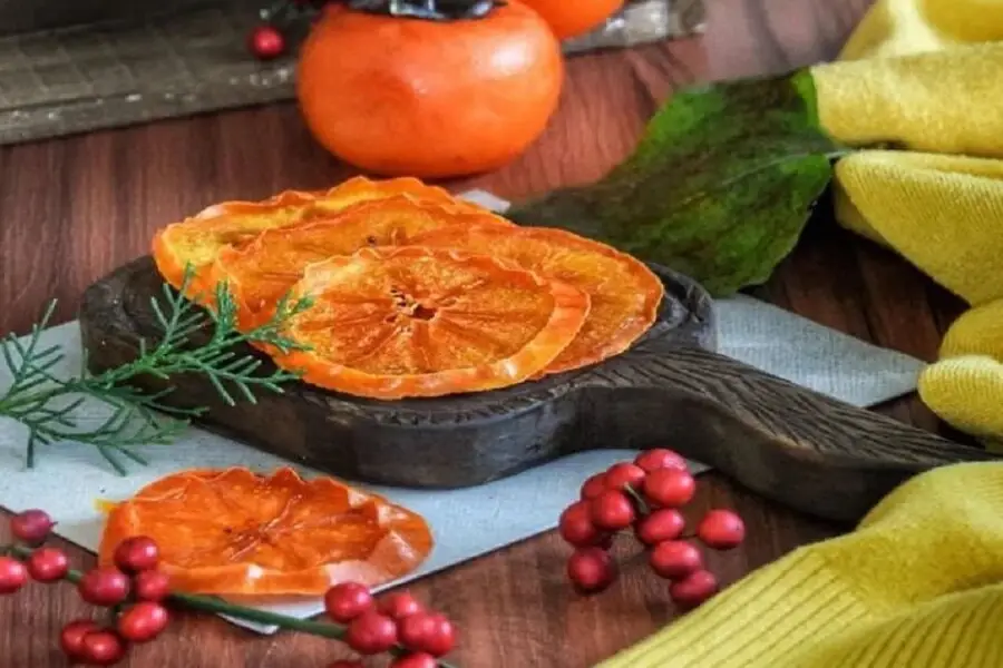 مراحل آماده‌سازی خرمالو قبل از خشک کردن