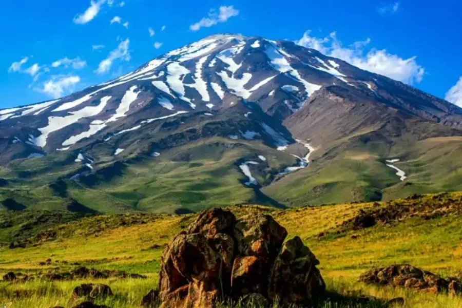 قله دماوند: بلندترین نماد آمل