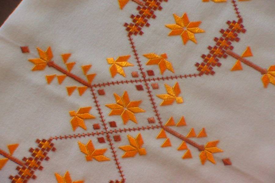 خامه دوزی یا گلدوزی سفید از صنایع دستی زاهدان