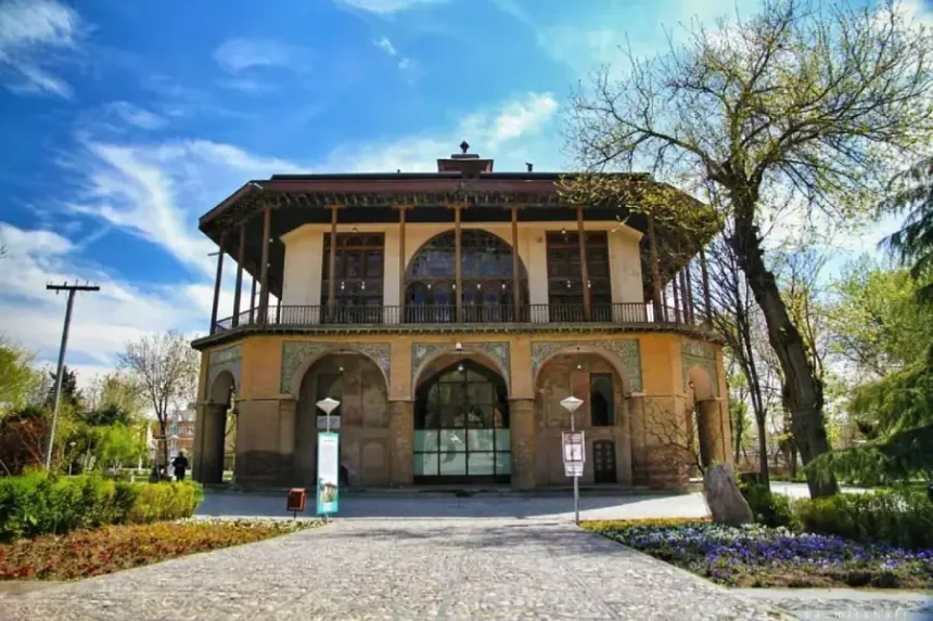 کاخ چهل ستون قزوین یا عمارت کلاه‌فرنگی